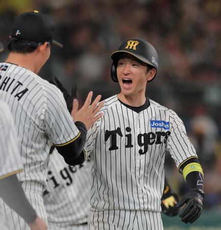 ３回、中野の２点適時打で生還した近本（撮影・西田忠信）