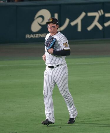 ９回、右翼の守備に就く森下（撮影・立川洋一郎）