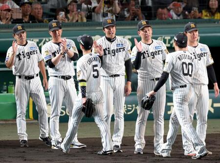 ナインと勝利のタッチを交わす才木（中央）ら（撮影・立川洋一郎）