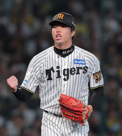 ４回を無失点に抑え、拳を握る才木（撮影・西田忠信）