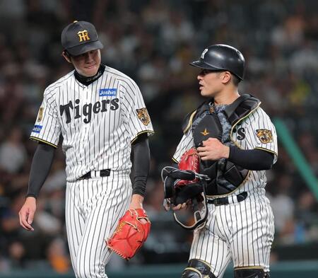 ６回を終え、坂本（右）とベンチに戻る才木（撮影・西田忠信）