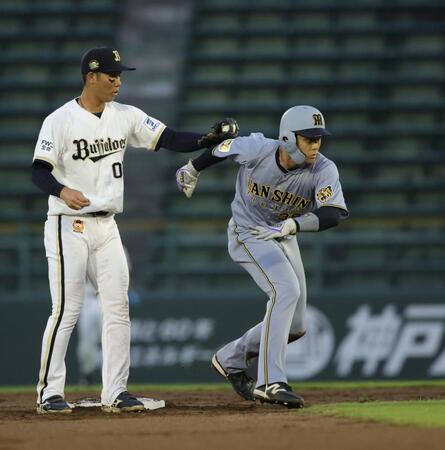 ２回、打者・嶋村の時、一走・小幡が二盗。判定はセーフだったが、アウトと勘違いした小幡は離塁したところをタッチされアウトに（撮影・坂部計介）