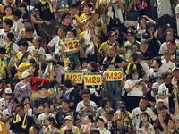 　Ｍ２３のボードを持つファン（撮影・田中太一）