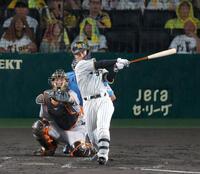 ４回、左前へ先制適時打を放つ坂本（撮影・立川洋一郎）