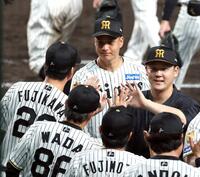 大竹は５勝目を挙げ、藤川監督とタッチする（撮影・山口登）