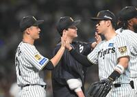 勝利のハイタッチを交わす大竹（左）＝撮影・飯室逸平