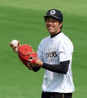 　練習の合間、笑顔を見せる才木