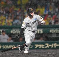 　４回、二塁打を放つ佐藤輝（撮影・飯室逸平）