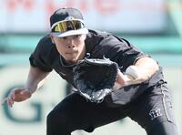 ノックを受ける佐藤輝（撮影・田中太一）