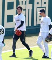 キャッチボールを終え笑顔を見せる才木（撮影・立川洋一郎）