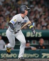 ３回、近本の中ゴロで先制する（撮影・西田忠信）