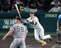 ３回、センターゴロで先制点を挙げる近本（撮影・立川洋一郎）