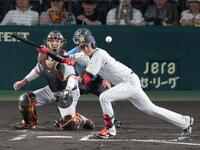 ３回、投前へバント安打を放つ才木（撮影・立川洋一郎）