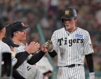 ３回、先制の生還を果たし森下（左）とタッチを交わす高寺（撮影・西田忠信）