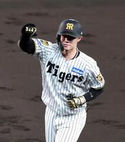 ３回、２点適時打を放ちベンチにガッツポーズをする中野（撮影・山口登）