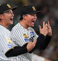 ３回、中野の２点適時打を喜ぶ森下（撮影・西田忠信）
