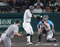 ３回、死球を受ける佐藤輝（撮影・立川洋一郎）