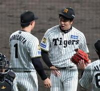 ４回、無失点に抑えベンチに戻る才木は森下に迎えられる（撮影・山口登）