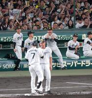 ３回、２点適時打を放った中野（７）をたたえてポーズを見せる森下（中央奥）ら（撮影・立川洋一郎）