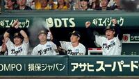 ベンチでガッツポーズをする森下（撮影・田中太一）