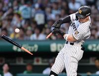 １回、バットを折られ凡打に倒れる佐藤輝（撮影・田中太一）