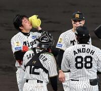 ４回、ピンチを迎えマウンドで汗を拭く才木（左）＝撮影・山口登