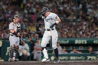 ３回、死球を受けた佐藤輝（撮影・西田忠信）