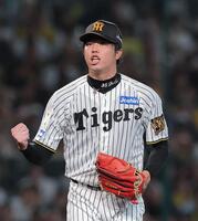 ４回を無失点に抑え、拳を握る才木（撮影・西田忠信）