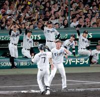 ３回、２点適時打を放った中野（７）をたたえてポーズを見せる森下（中央奥）ら（撮影・立川洋一郎）