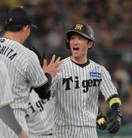 ３回、中野の２点適時打で生還した近本（撮影・西田忠信）