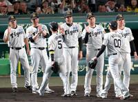 ナインと勝利のタッチを交わす才木（中央）ら（撮影・立川洋一郎）