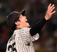 ６回、泉口を打ち取った才木は声を張り上げる（撮影・田中太一）
