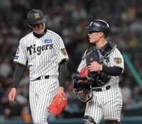 ６回を終え、坂本（右）とベンチに戻る才木（撮影・西田忠信）