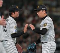 ８回を投げ終えた岩崎（右）を迎える才木（撮影・西田忠信）