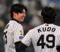 勝利後、工藤（右）に笑顔で話しかける才木（撮影・西田忠信）