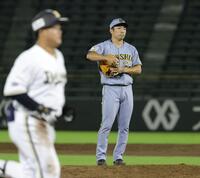 ７回、石井は内藤（左）に本塁打を浴びる（撮影・坂部計介）