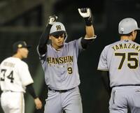 ８回表阪神１死一、二塁、阪神・立石正広は中越えに２点適時二塁打を放ち、守備が乱れる間に三塁へ進み、ガッツポーズ（撮影・坂部計介）