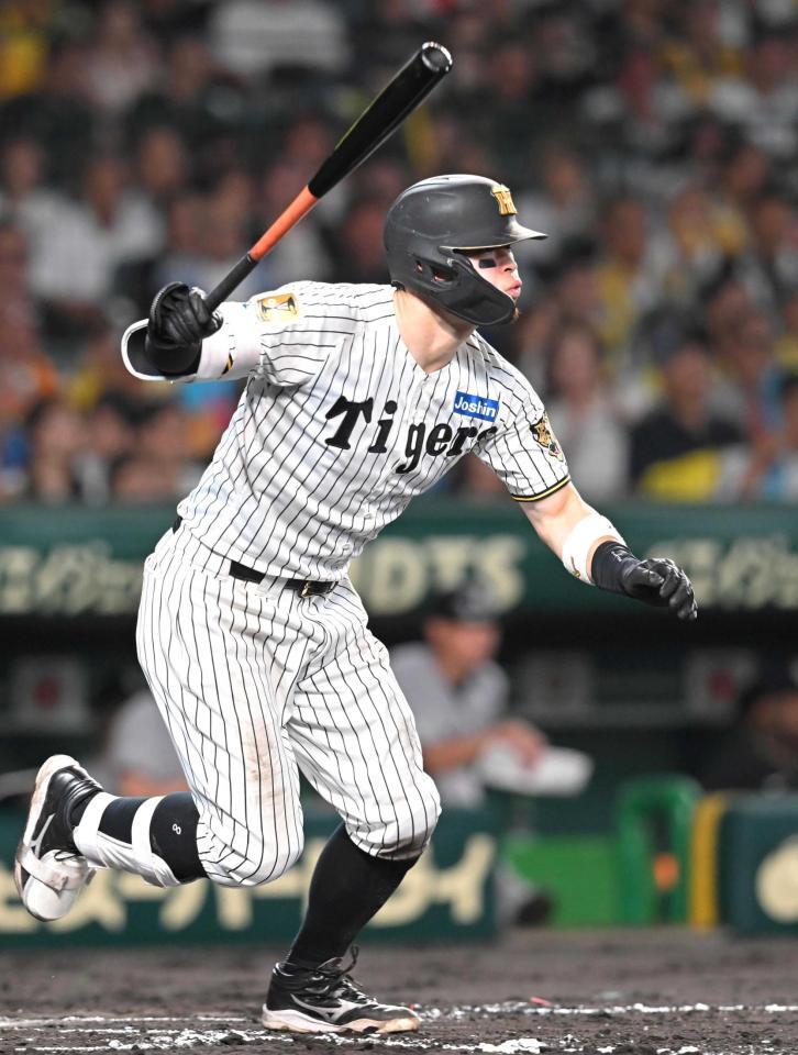 　７回、中前打を放つ佐藤輝（撮影・飯室逸平）