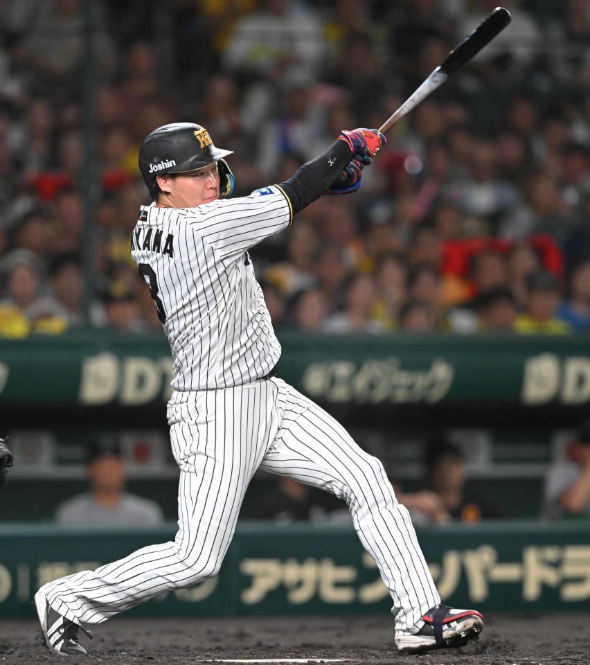 　５回、適時打を放つ大山（撮影・飯室逸平）