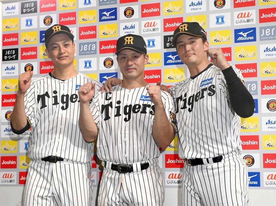 　お立ち台でポーズを決める（左から）大竹、坂本、元山（撮影・飯室逸平）