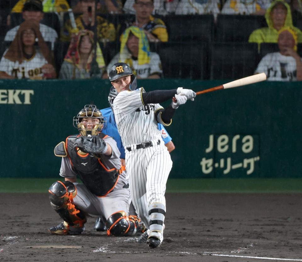 ４回、左前へ先制適時打を放つ坂本（撮影・立川洋一郎）