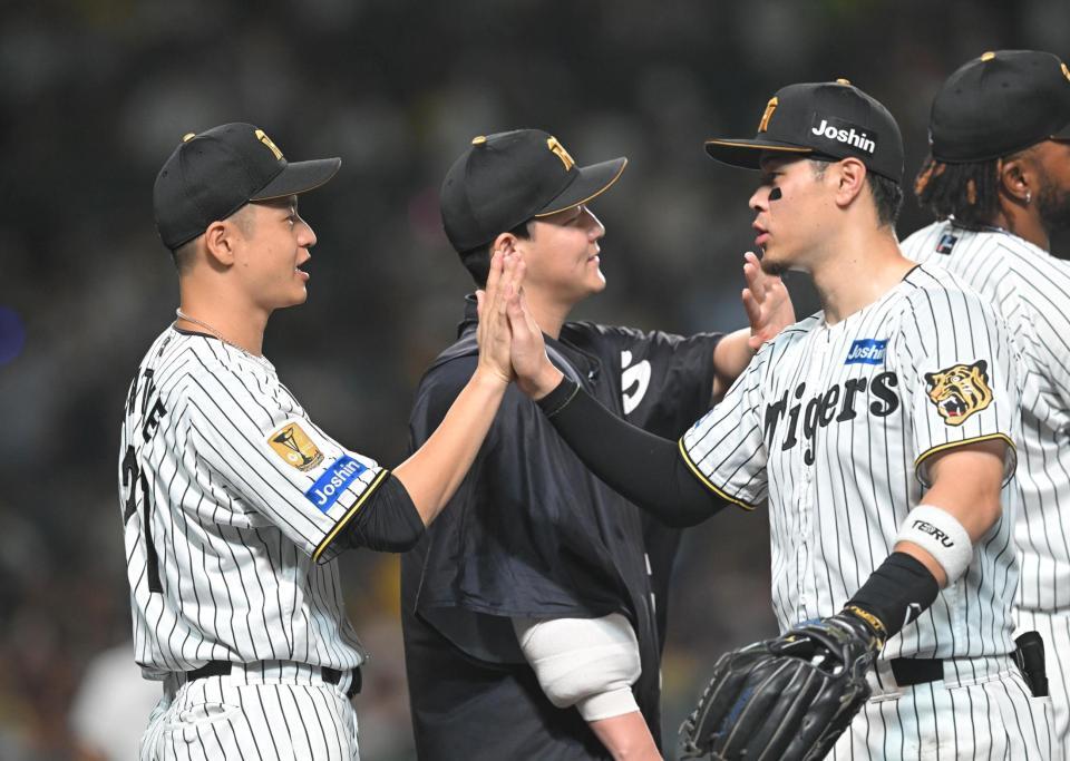 勝利のハイタッチを交わす大竹（左）＝撮影・飯室逸平