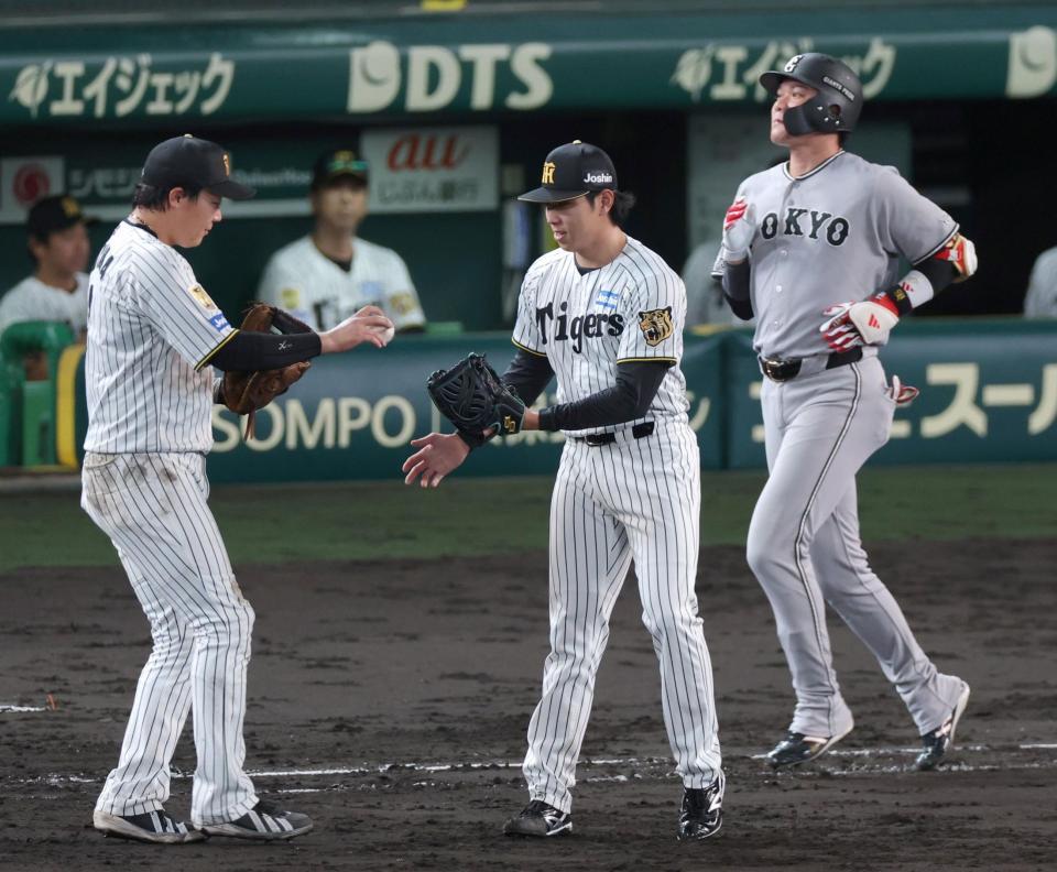 ９回、坂本（右）を一ゴロに打ち取って試合終了。ウイニングボールを大山（左）から受け取る工藤（撮影・立川洋一郎）