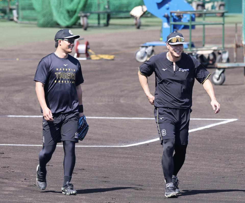 笑顔を見せ練習に向かう森下。右は佐藤輝（撮影・山口登）