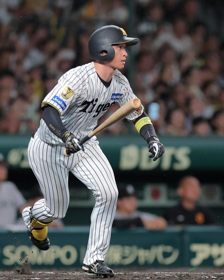 ３回、近本の中ゴロで先制する（撮影・西田忠信）