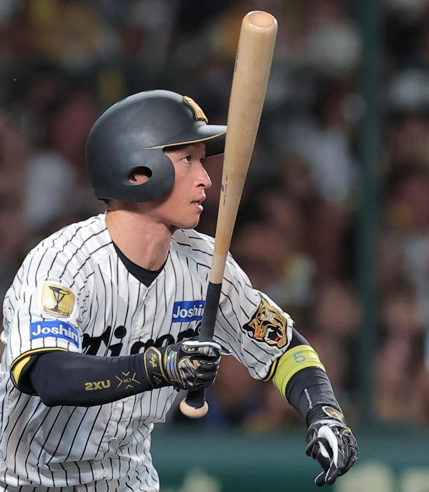 ３回、近本の中ゴロで先制する（撮影・西田忠信）