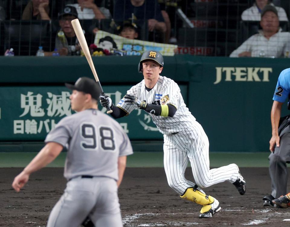 ３回、センターゴロで先制点を挙げる近本（撮影・立川洋一郎）