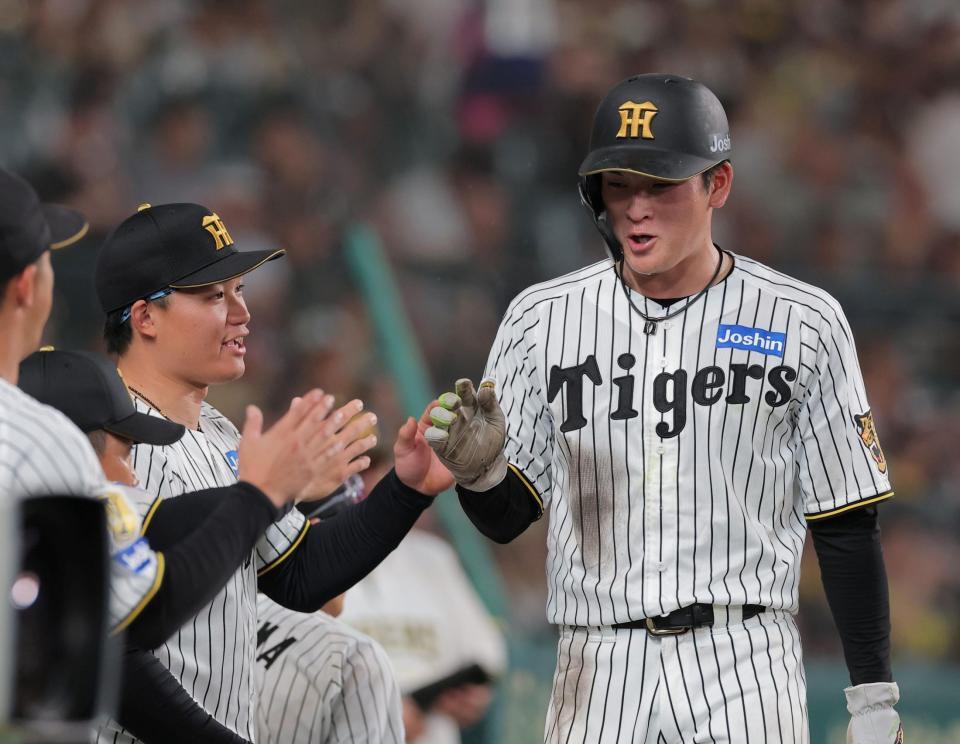 ３回、先制の生還を果たし森下（左）とタッチを交わす高寺（撮影・西田忠信）