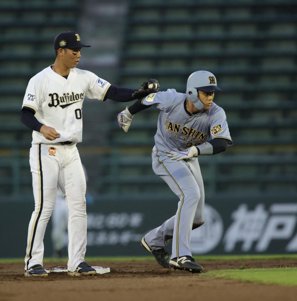 ２回、打者・嶋村の時、一走・小幡が二盗。判定はセーフだったが、アウトと勘違いした小幡は離塁したところをタッチされアウトに（撮影・坂部計介）