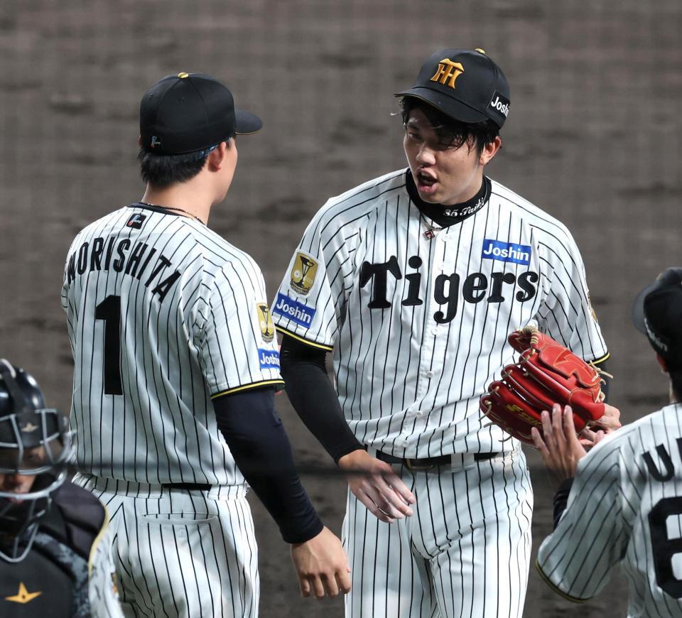 ４回、無失点に抑えベンチに戻る才木は森下に迎えられる（撮影・山口登）